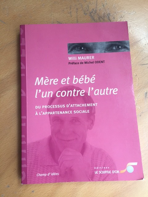 Mère et bébé l'un contre l'autre